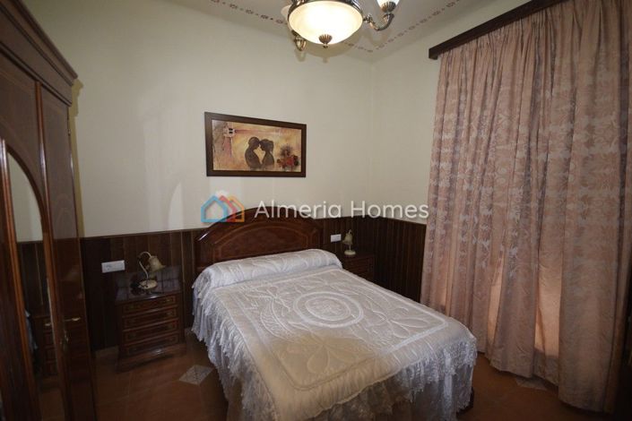 Image No.3-6 Bed Townhouse for sale