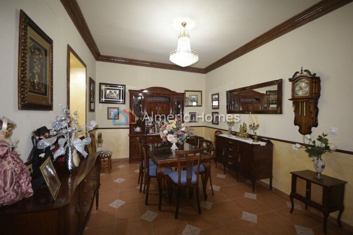 Image No.4-6 Bed Townhouse for sale