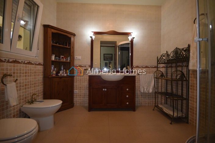 Image No.6-6 Bed Townhouse for sale