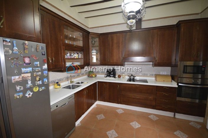 Image No.7-6 Bed Townhouse for sale