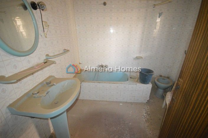 Image No.10-8 Bed Townhouse for sale