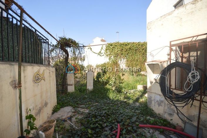 Image No.11-8 Bed Townhouse for sale