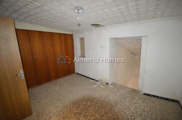 Image No.13-8 Bed Townhouse for sale