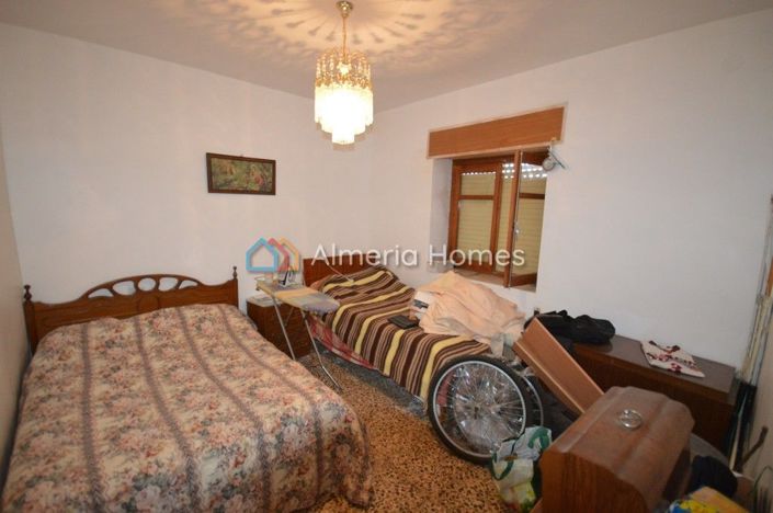 Image No.10-7 Bed Townhouse for sale