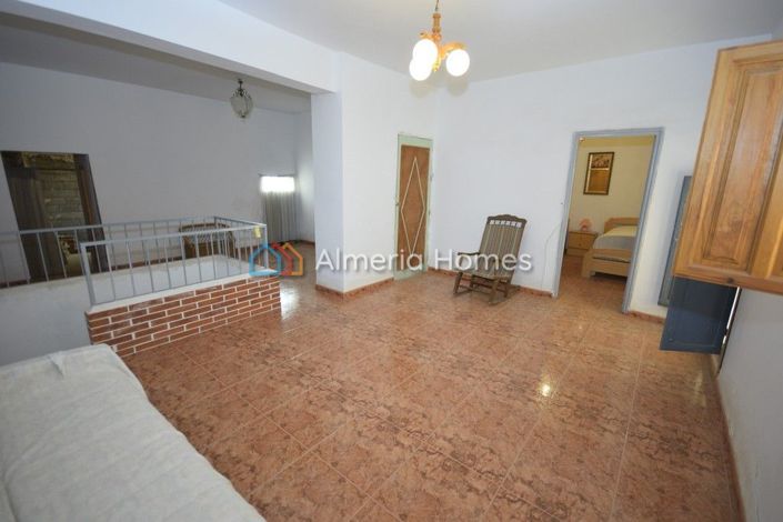 Image No.10-4 Bed Townhouse for sale