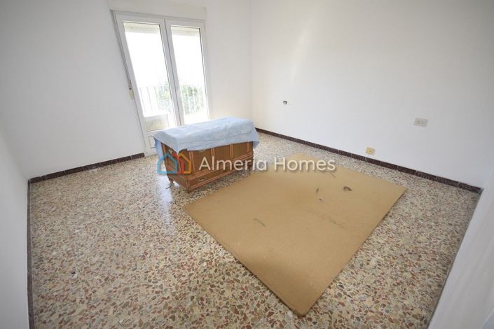 Image No.14-4 Bed Townhouse for sale