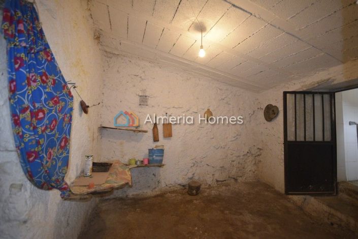 Image No.11-6 Bed Townhouse for sale