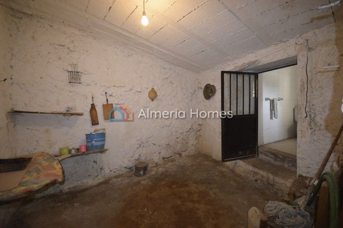 Image No.12-6 Bed Townhouse for sale