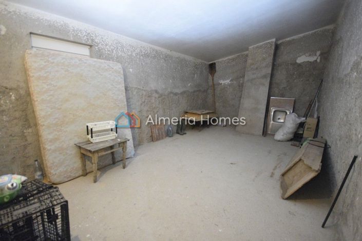 Image No.12-6 Bed Country House for sale