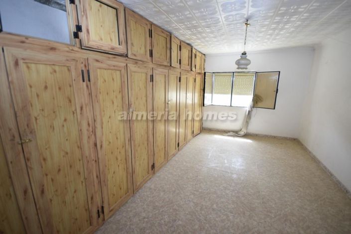 Image No.12-6 Bed Townhouse for sale