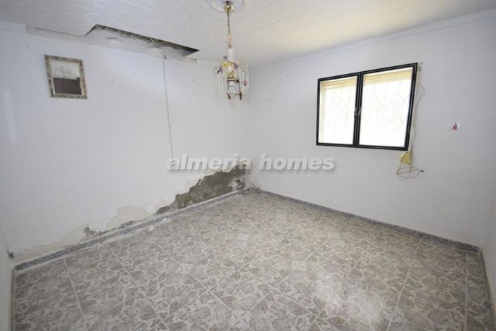 Image No.14-6 Bed Townhouse for sale