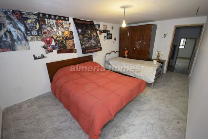 Image No.16-6 Bed Townhouse for sale