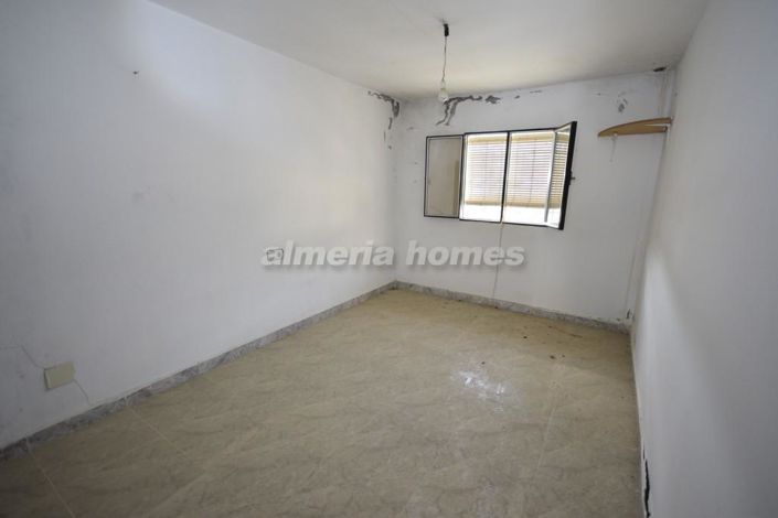 Image No.18-6 Bed Townhouse for sale