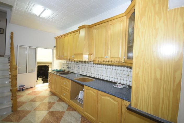 Image No.6-6 Bed Townhouse for sale