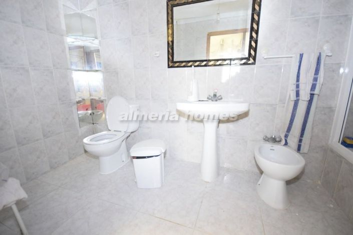 Image No.8-6 Bed Townhouse for sale