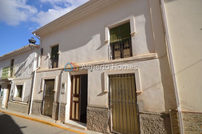 Image No.1-6 Bed Townhouse for sale