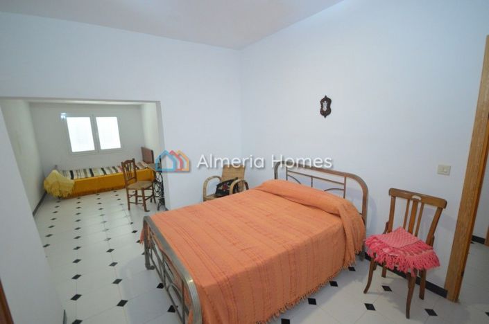 Image No.12-6 Bed Townhouse for sale