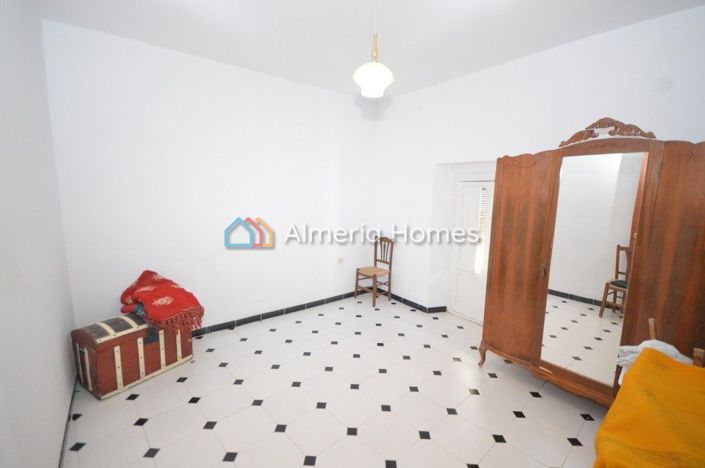 Image No.13-6 Bed Townhouse for sale