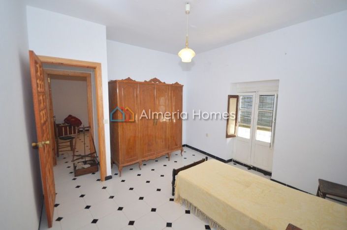 Image No.14-6 Bed Townhouse for sale