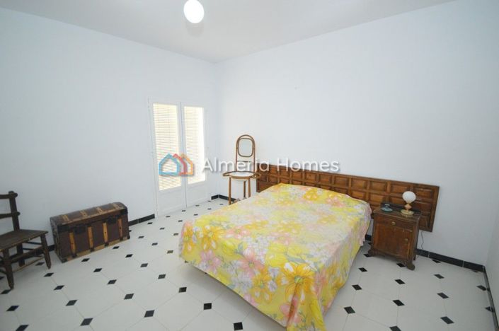 Image No.15-6 Bed Townhouse for sale