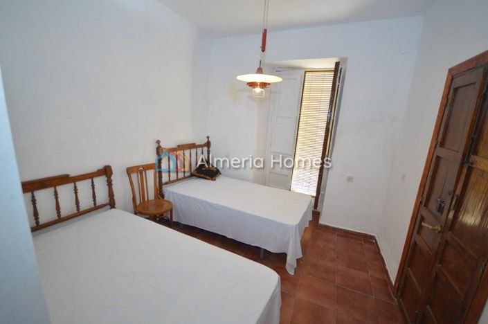 Image No.2-6 Bed Townhouse for sale