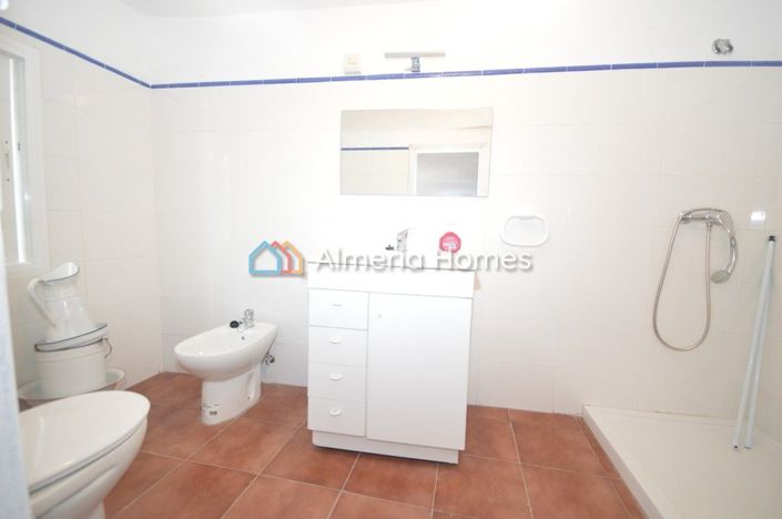 Image No.7-6 Bed Townhouse for sale