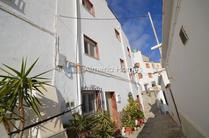 Image No.1-4 Bed Townhouse for sale