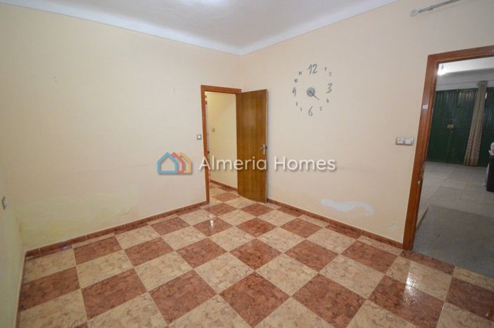 Image No.8-3 Bed Townhouse for sale