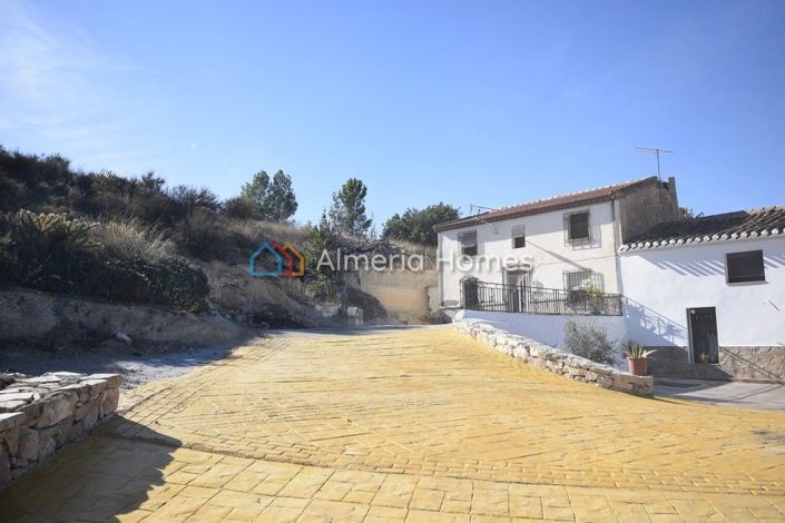 Image No.2-4 Bed Country House for sale