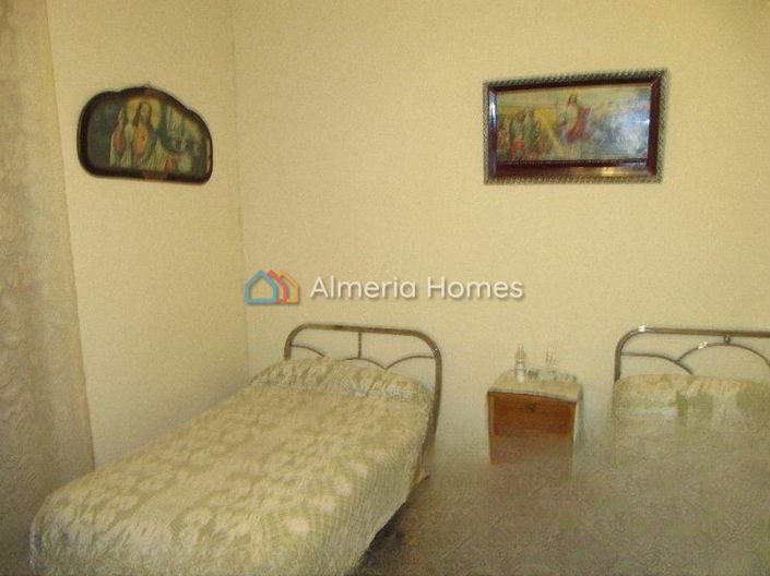 Image No.12-4 Bed Townhouse for sale