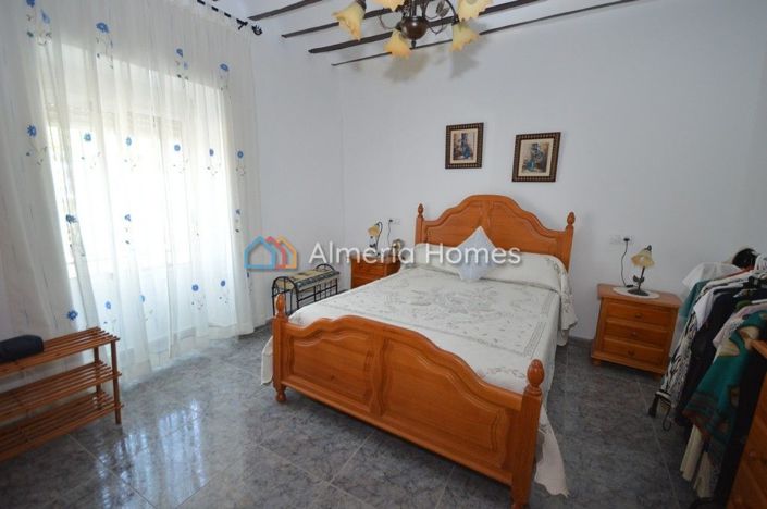 Image No.5-7 Bed Country House for sale