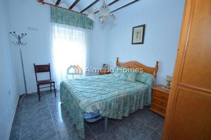 Image No.8-7 Bed Country House for sale