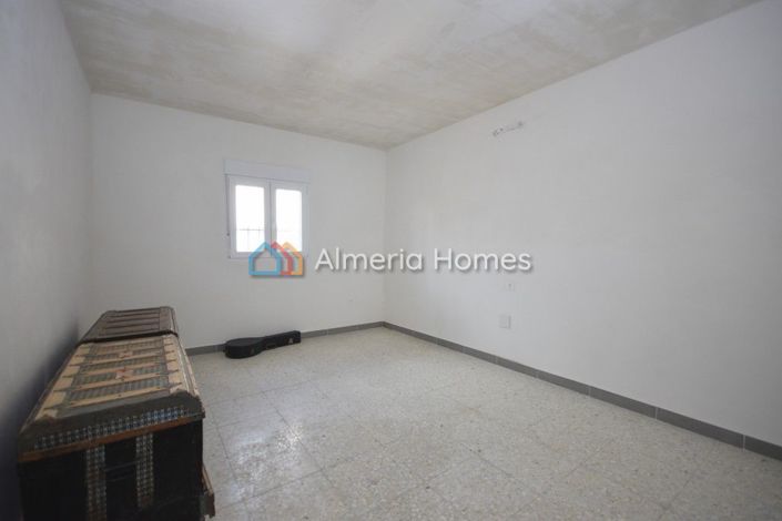 Image No.12-4 Bed Townhouse for sale