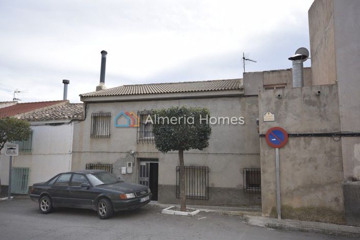 Image No.1-7 Bed Townhouse for sale