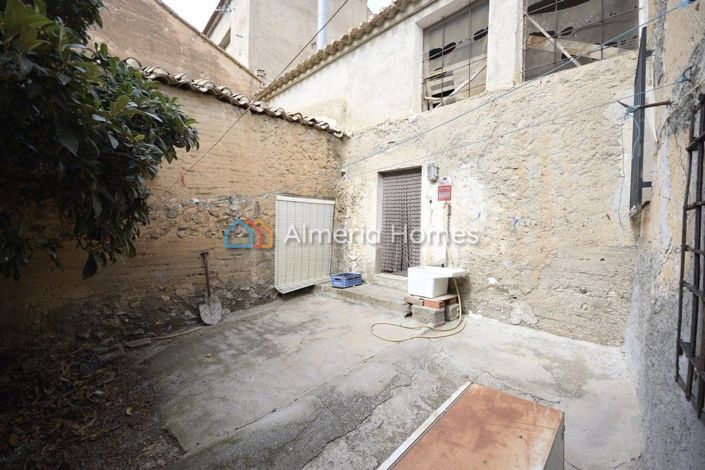 Image No.10-7 Bed Townhouse for sale