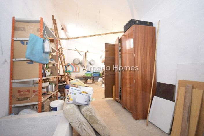 Image No.14-7 Bed Townhouse for sale