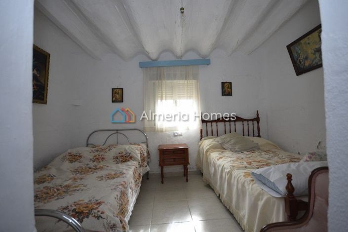 Image No.7-7 Bed Townhouse for sale