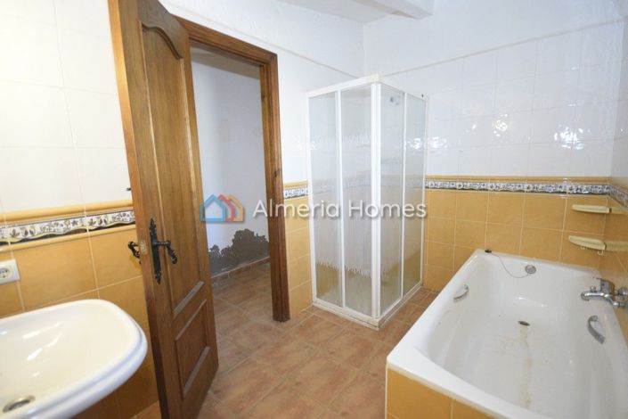 Image No.15-6 Bed Country House for sale