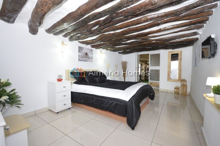 Image No.15-6 Bed Country House for sale