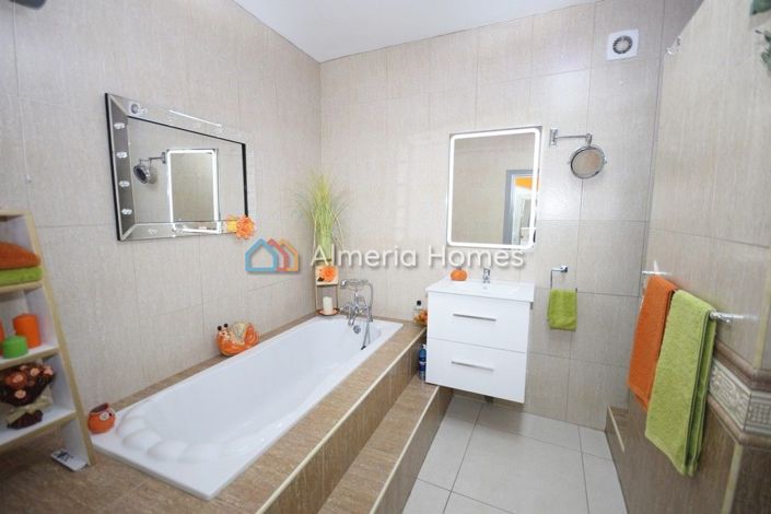 Image No.8-6 Bed Country House for sale