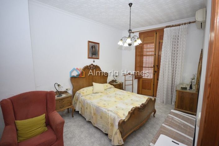 Image No.6-5 Bed Townhouse for sale