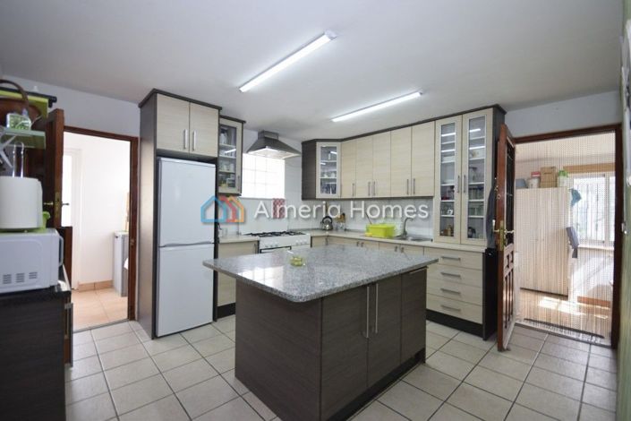 Image No.7-5 Bed Country House for sale