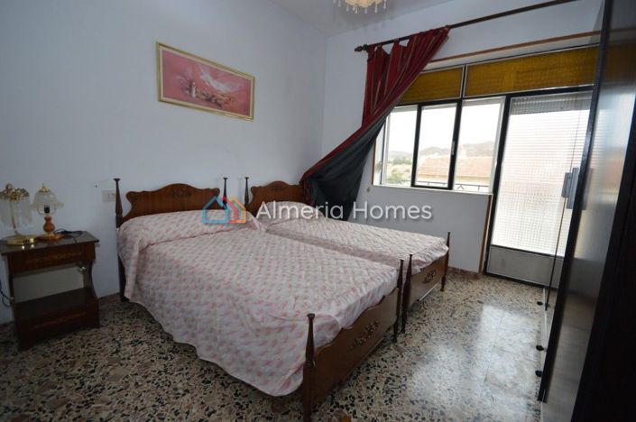 Image No.12-3 Bed Townhouse for sale