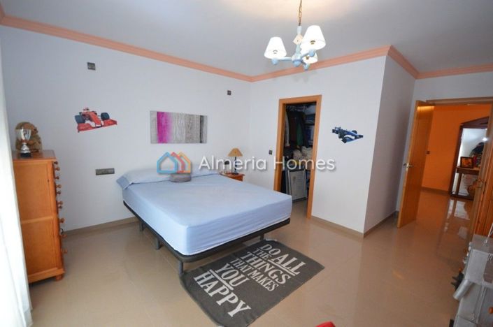 Image No.11-4 Bed Townhouse for sale