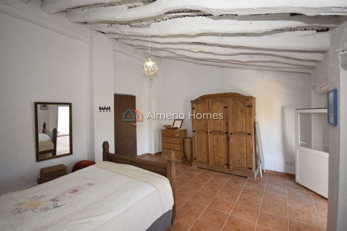 Image No.12-4 Bed Townhouse for sale