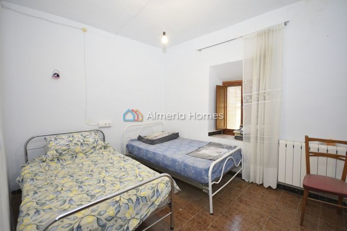 Image No.12-6 Bed Townhouse for sale