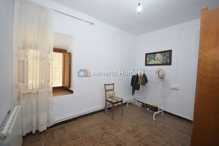 Image No.13-6 Bed Townhouse for sale