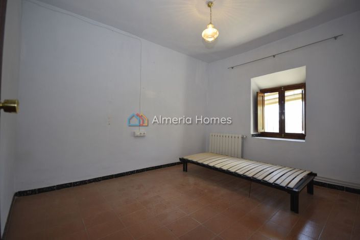 Image No.14-6 Bed Townhouse for sale