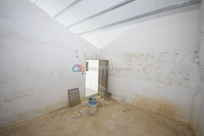 Image No.18-6 Bed Townhouse for sale