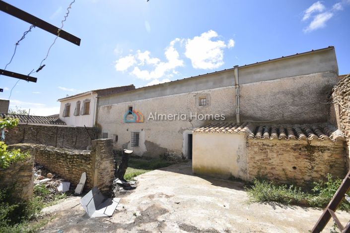 Image No.27-6 Bed Townhouse for sale